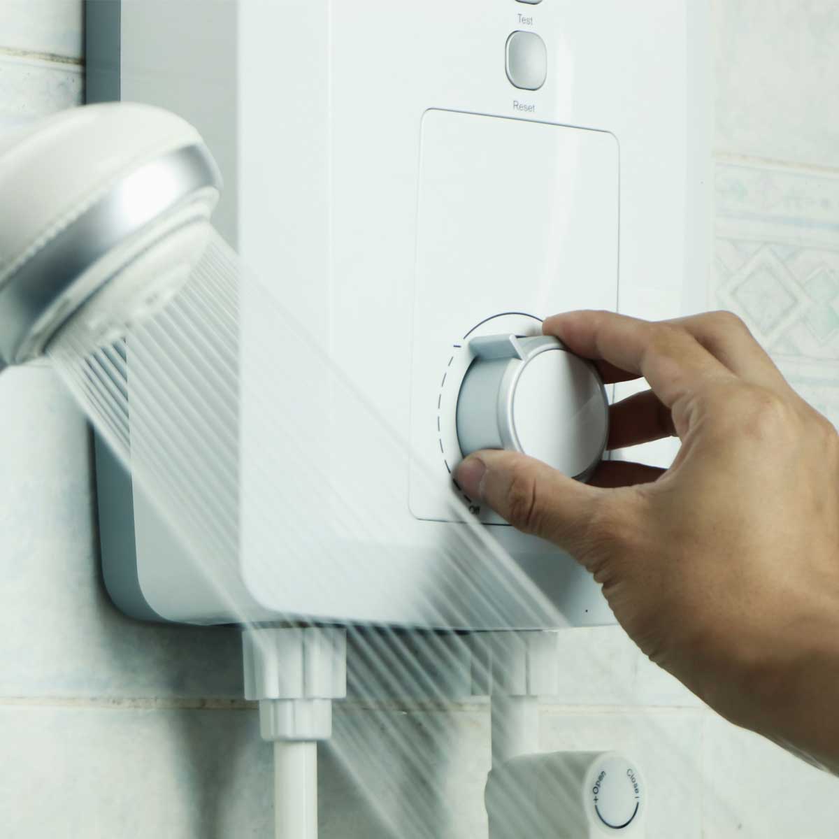 Technicien intervenant sur un chauffe-eau Fleck en Île-de-France